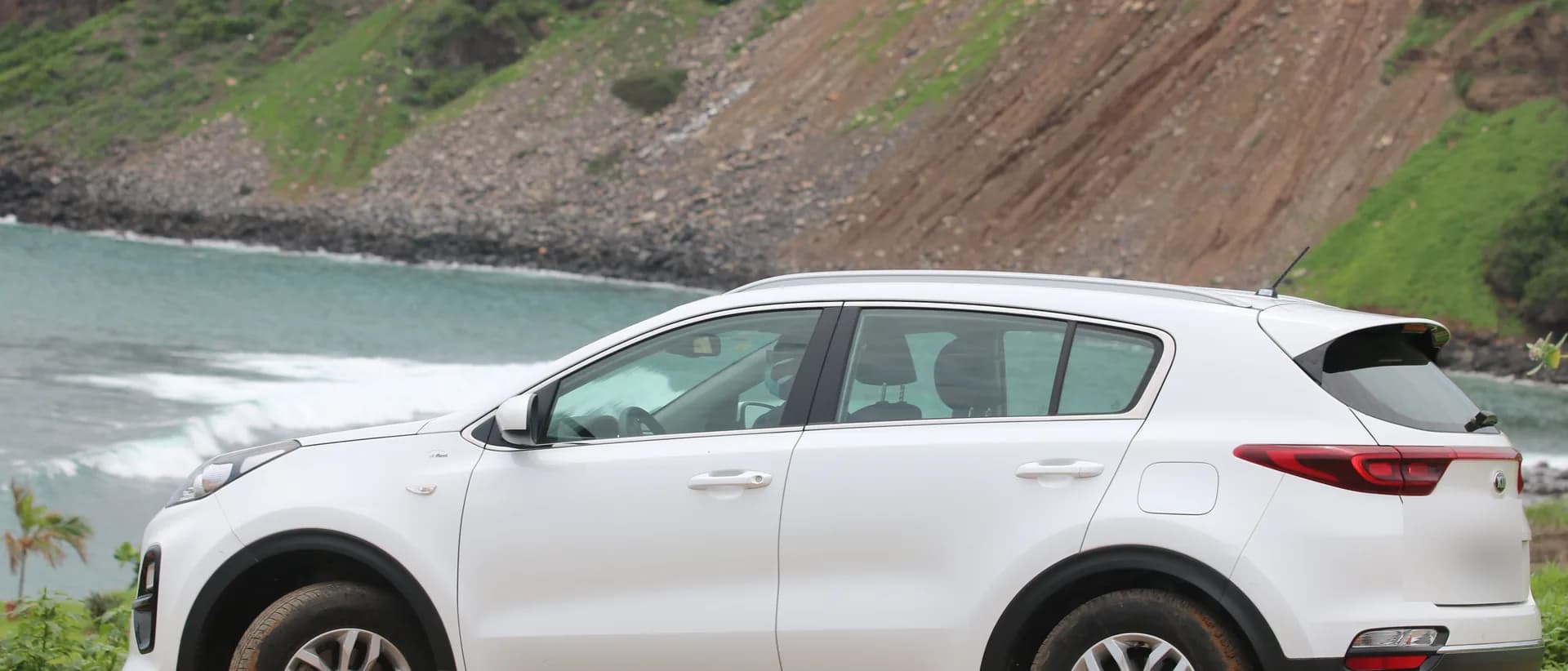 Un véhicule de la flotte Dakar VTC sur la Corniche Ouest, l'océan Atlantique en arrière-plan